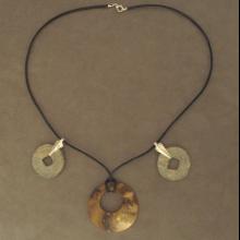 Collier avec 2 pices en bronze et nacre